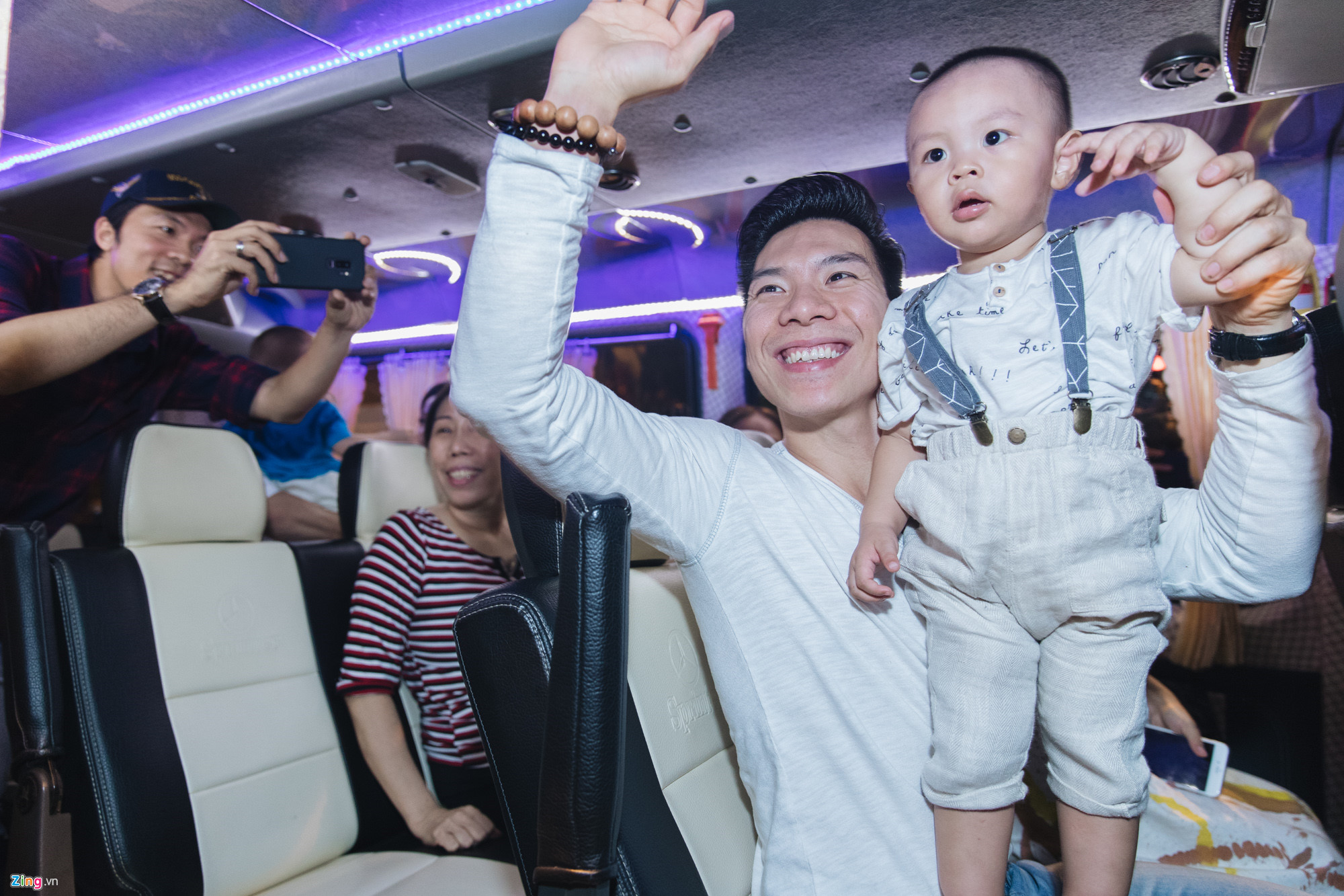 Quốc Cơ, Quốc Nghiệp ôm cha mẹ và òa khóc ở sân bay